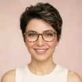 Ece Karamela, Slotbon.la editörü, pixie saçlı profil fotoğrafı